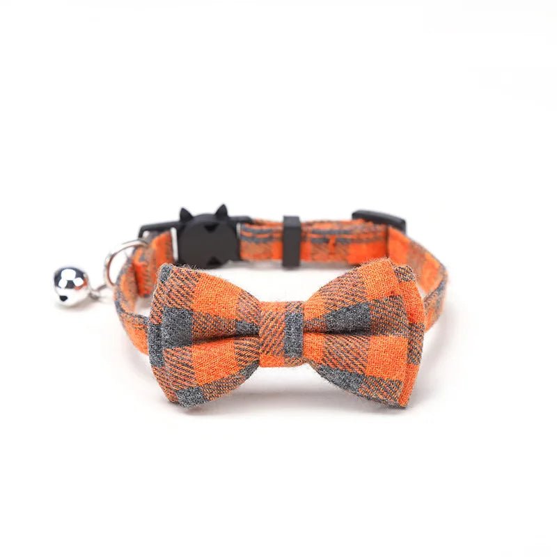 Katzenhalsband mit Schleife & Glocke | Verstellbares Breakaway Halsband für Katzen – Rot kariert, niedlich & sicher | Furrivio™ für Hunde & Katzen – jetzt bei Furrivio™ kaufen