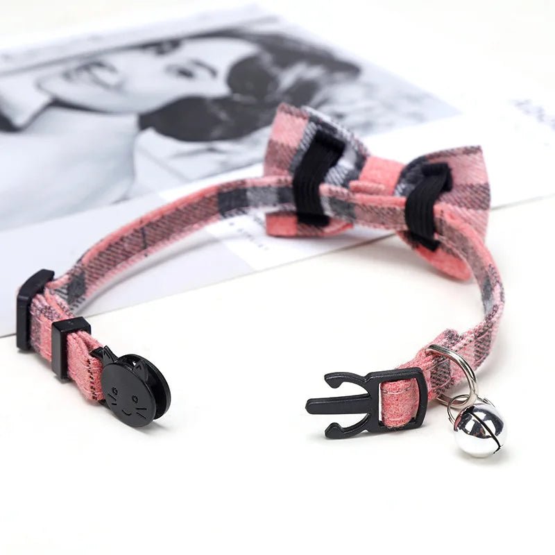 Katzenhalsband mit Schleife & Glocke | Verstellbares Breakaway Halsband für Katzen – Rot kariert, niedlich & sicher | Furrivio™ für Hunde & Katzen – jetzt bei Furrivio™ kaufen