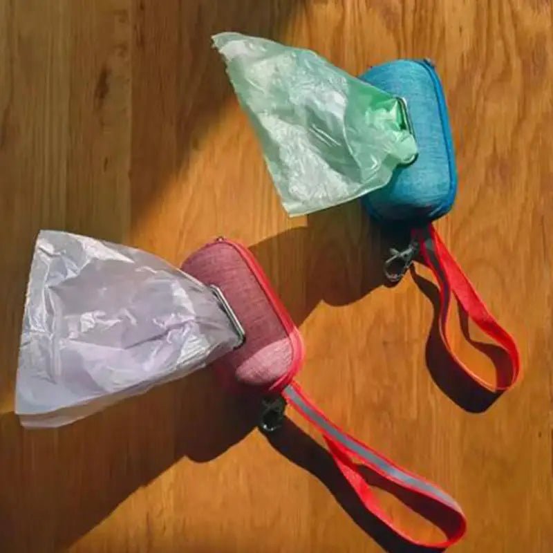 Hundekotbeutel Spender mit Karabiner für unterwegs | Furrivio™ für Hunde & Katzen – jetzt bei Furrivio kaufen