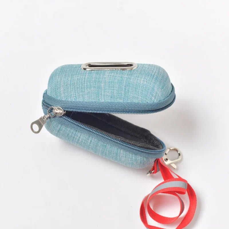 Hundekotbeutel Spender mit Karabiner für unterwegs | Furrivio™ für Hunde & Katzen – jetzt bei Furrivio kaufen