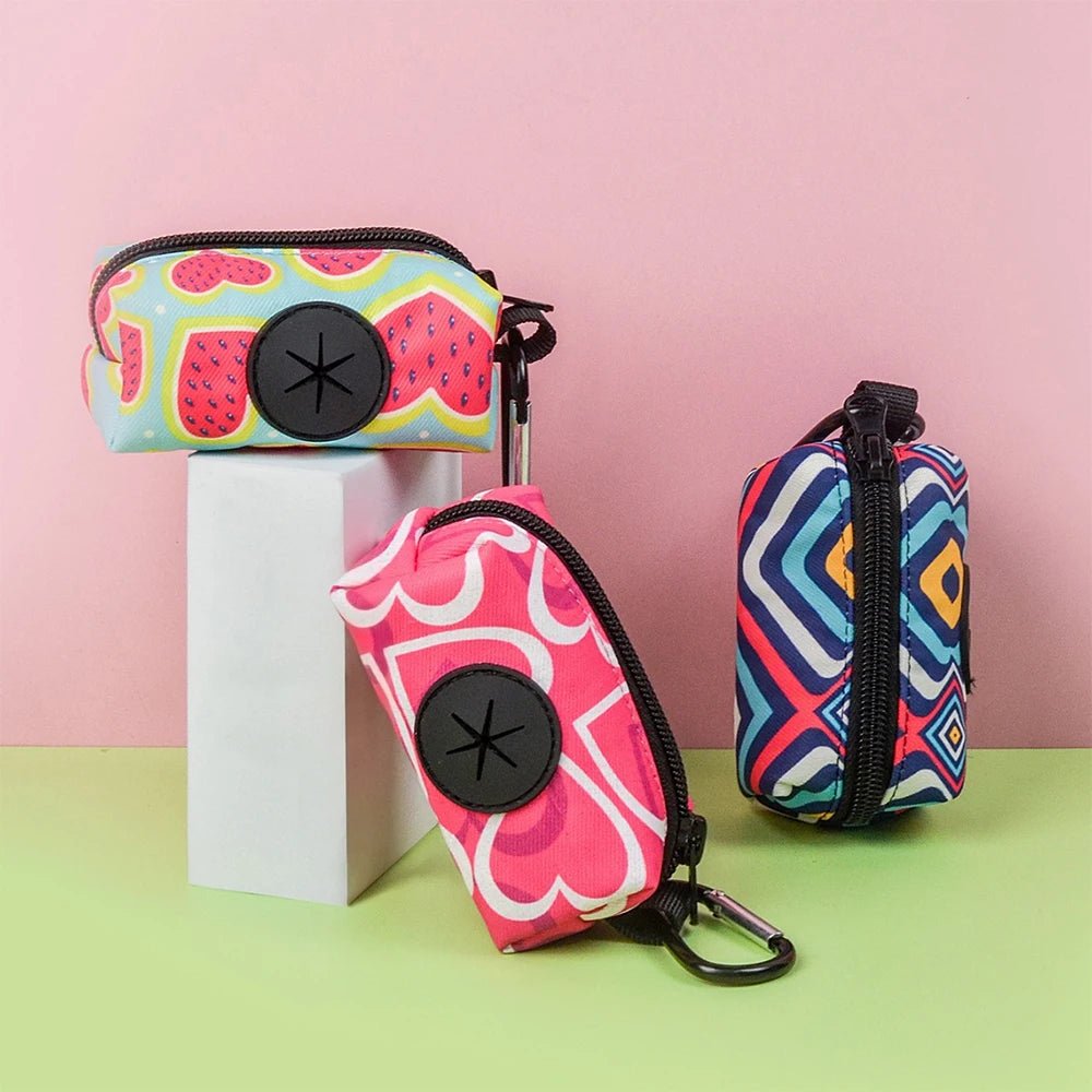 Kotbeutel Halter für Hunde – Dog Poop Bag Holder | Furrivio™ für Hunde & Katzen – jetzt bei Furrivio kaufen