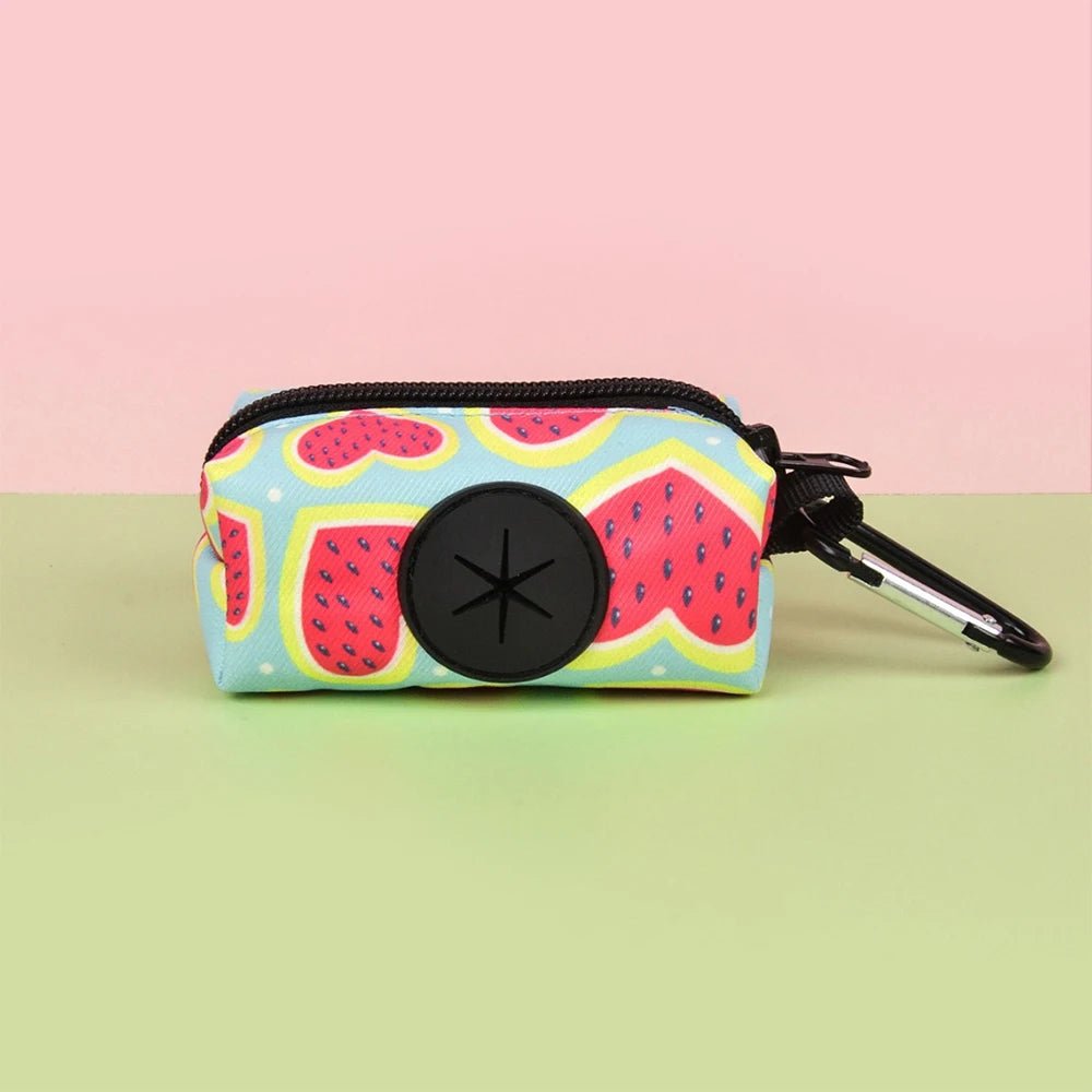 Kotbeutel Halter für Hunde – Dog Poop Bag Holder | Furrivio™ für Hunde & Katzen – jetzt bei Furrivio kaufen